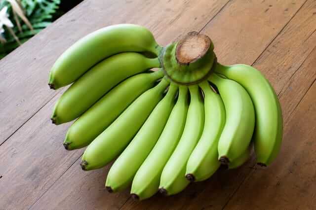 Banana d'Água Verde: Benefícios, Receitas e Como Consumir 3 Cacho de banana d'água verde fresca selecionada para preparo de receita saudável.
