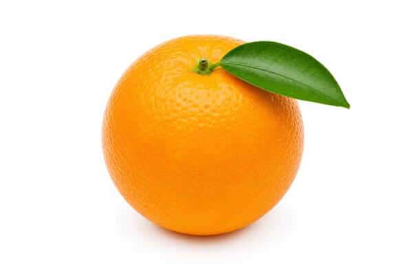 Guia Completo de Banana e Laranja: Tipos e Benefícios 2 Imagem com foco numa laranja amarelada ainda com um pequeno ramo e duas folhas verdes presas ao topo. A fruta apresenta uma casca brilhante e predominantemente amarela, destacando-se num fundo suavemente desfocado.