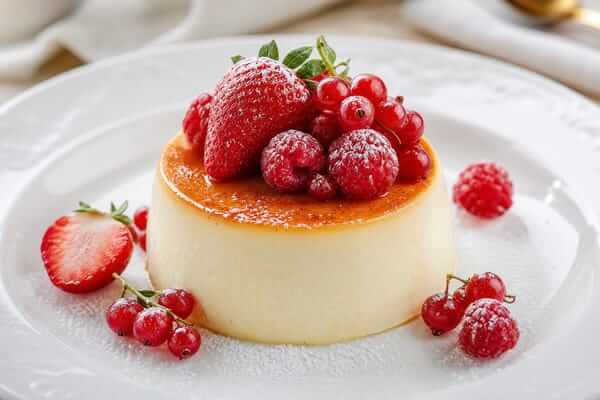 Pudim de chocolate branco com frutas vermelhas bom